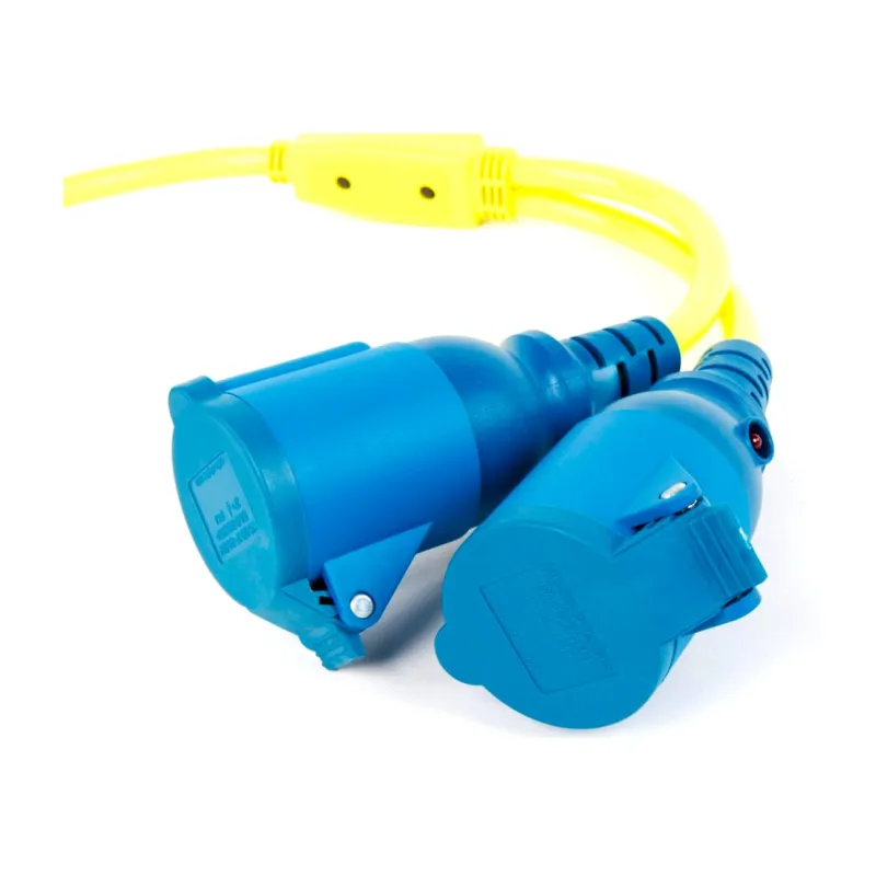 Anschlussseite des Victron Energy Verteilerkabels mit CEE-Stecker und zwei Kupplungen.