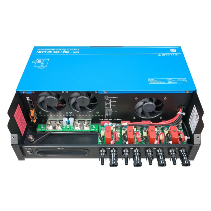 Victron Energy Solar MPPT Laderegler in Verpackung mit Zubehör für Installation.
