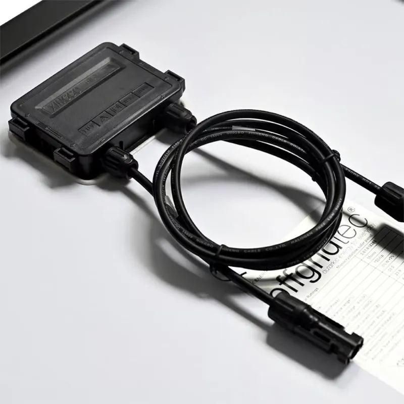 Detailansicht der Anschlussbox (IP65) des Batteriespeichers 016535 mit MC4-Steckern.