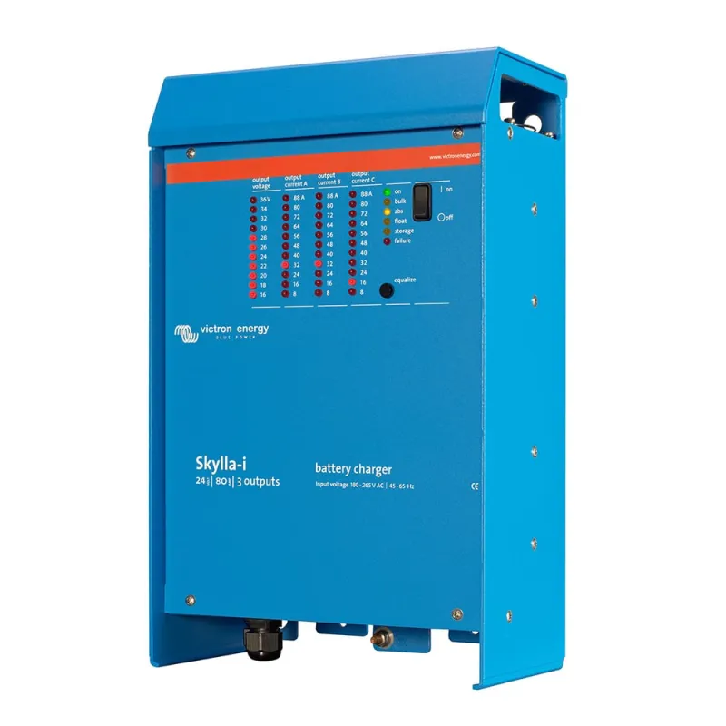 Technische Rückseite des Victron Energy Batteriespeicher Skylla-i 24/80 mit Anschlüssen und Kennzeichnung.