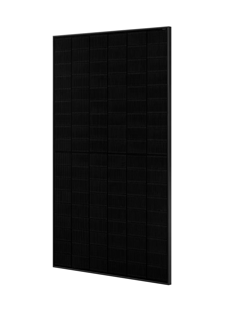 Seitenansicht des schlanken JA Solar Solarmoduls mit 30 mm Rahmenhöhe und MC4-EVO2-Stecksystem.
