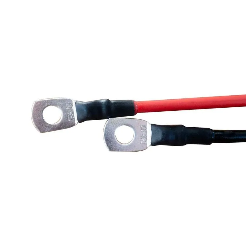 Detailansicht der M8-Ösen am Batteriespeicher-Kabel mit 10 mm² Querschnitt.