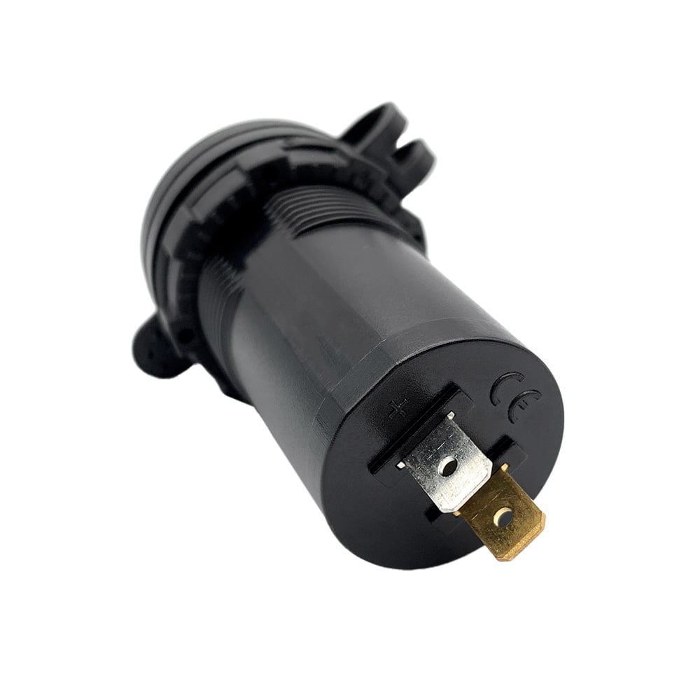 USB Doppelsteckdose montiert an einer Wand, zeigt Schutzart IP65 gegen Feuchtigkeit.