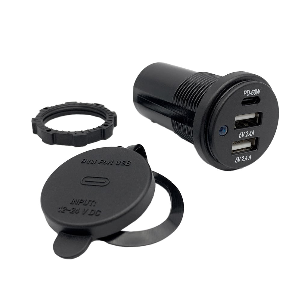 Hand hält Smartphone, das über USB-C an der USB Doppelsteckdose geladen wird.