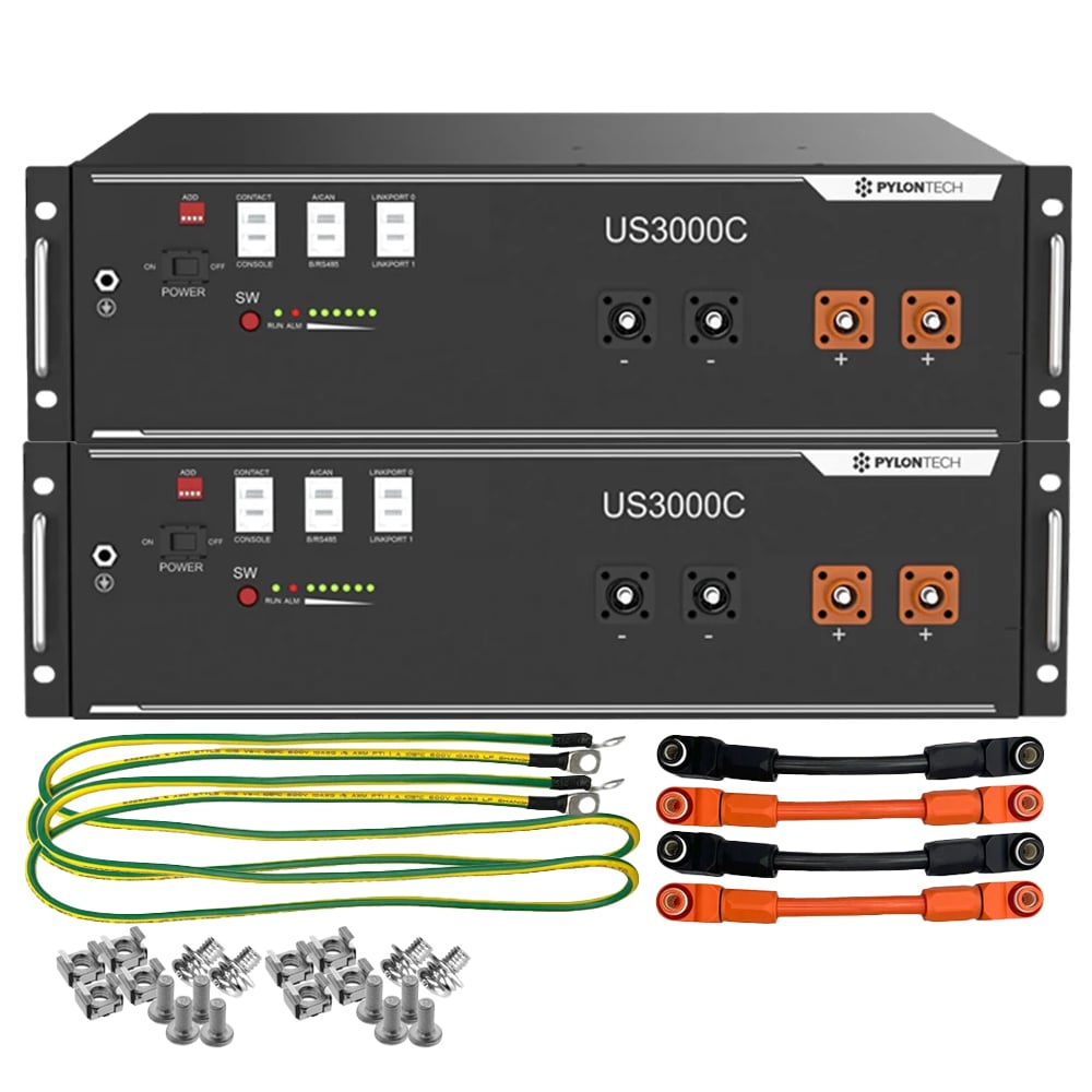 Ansicht des Pylontech Batteriespeichers 016085 mit Anschlusskabeln und Montagezubehör.